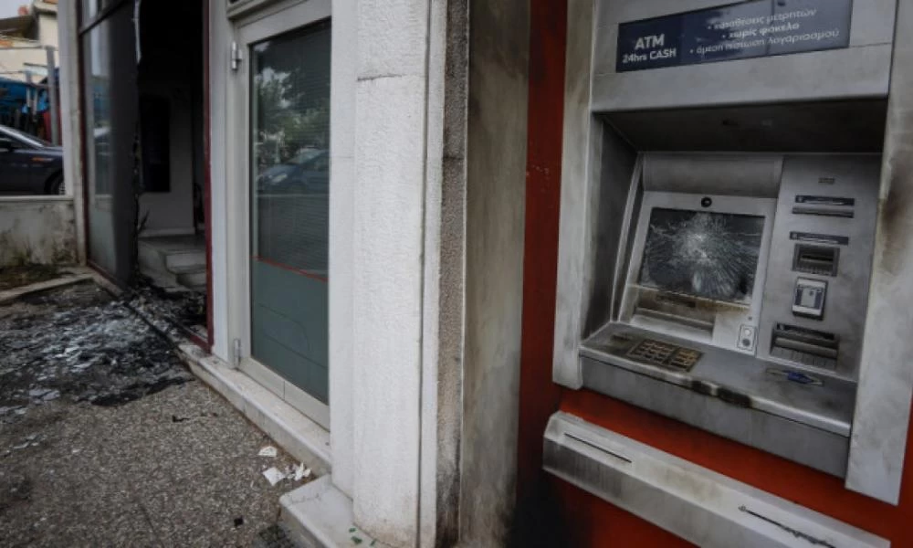 Θεσσαλονίκη: Επίθεση κουκουλοφόρων σε τράπεζα στη Σταυρούπολη
